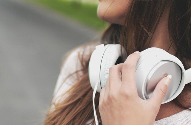 Casti bluetooth on-ear: muzica la calitate mare pentru orice buget