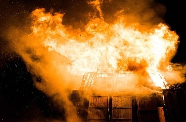 O fetita decedata in urma unui incendiu in 1990, amendata pentru ca nu si-a facut buletin