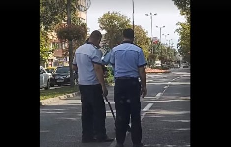 Politisti din Bistrita, filmati in timp ce ajutau un batran sa traverseze/ VIDEO