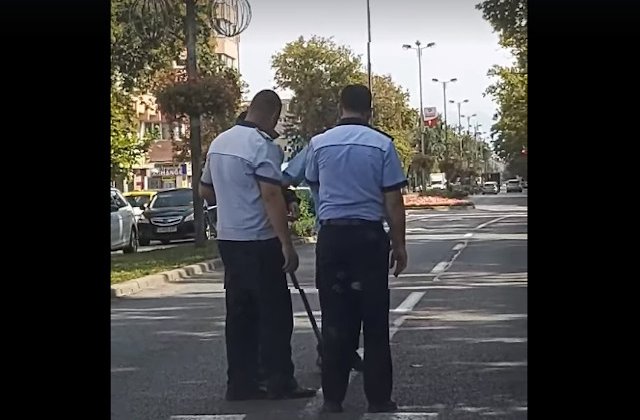 Politisti din Bistrita, filmati in timp ce ajutau un batran sa traverseze/ VIDEO
