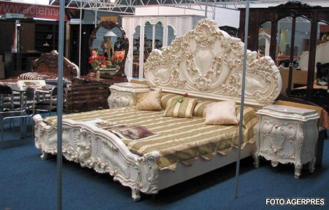 Un dormitor placat cu aur si cristale Swarovski, atractia targului de mobila de la Arad