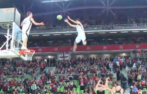  Video  Show acrobatic in Bucuresti: Rotiri de 1080 de grade in aer