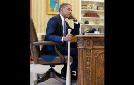 Obama dezbate la telefon problema Siriei cu... o bata in mana