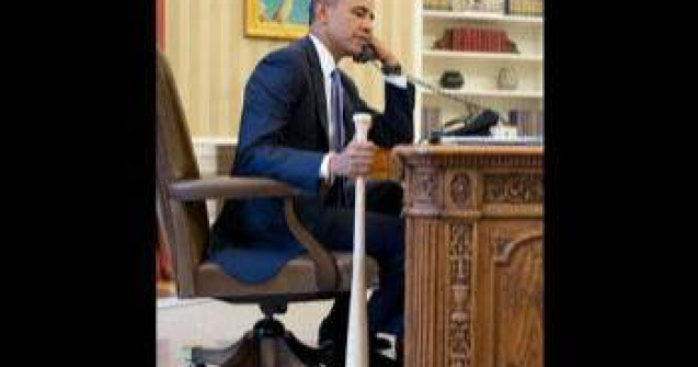 Obama dezbate la telefon problema Siriei cu... o bata in mana