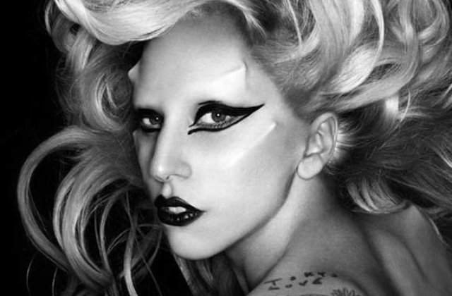 Lady Gaga te rasplateste daca te imbraci extravagant la concertul ei