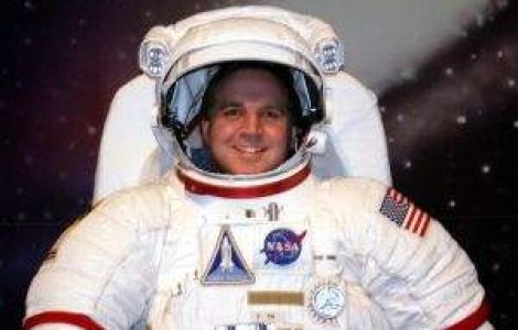  Foto  "Moda" de astronaut: Noul costum spatial NASA