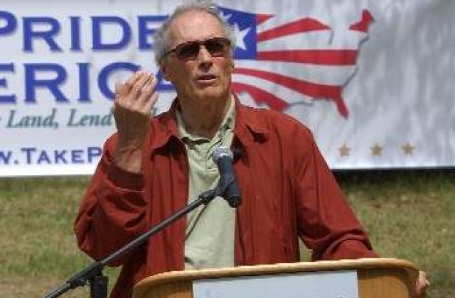 Clint Eastwood il ajuta pe Mitt Romney in campanie