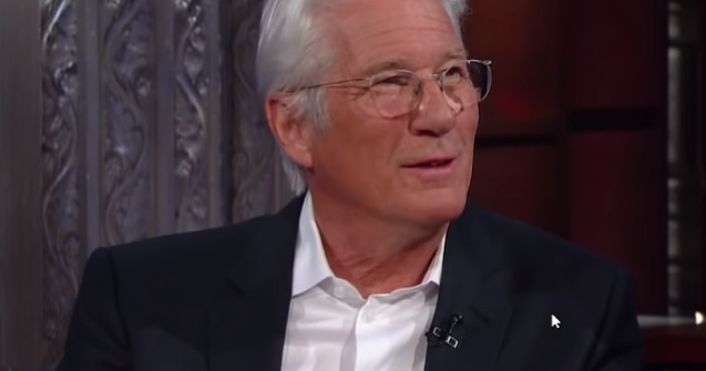 Richard Gere a dus alimente pe o nava umanitara cu 121 de migranti salvati din Marea Mediterana / VIDEO
