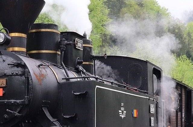 12 turisti raniti, dupa ce locomotiva trenului "Mocanita" a deraiat/ VIDEO