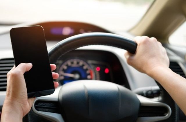 Guvernul va introduce noi sanctiuni pentru folosirea inadecvata a telefonului mobil de catre conducatorii auto