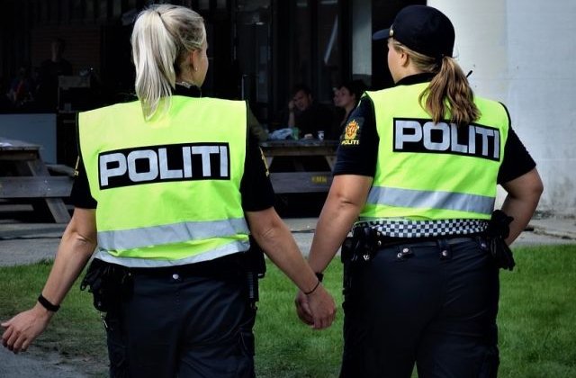 Atacatorul de la moscheea din Norvegia, suspectat ca si-a ucis sora vitrega in varsta de 17 ani