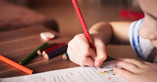 O educatoare si o ingrijitoare de la o cresa din Alba Iulia, acuzate de parinti de rele tratamente aplicate copiilor: "Lasa piciorul jos, ca o capeti"