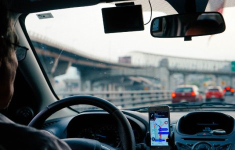 Se schimba Codul rutier: Se interzice folosirea cu mainile, in orice mod, a telefonului sau altor dispozitive