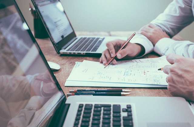 Un sfert dintre angajati nu se descurca cu banii si se imprumuta lunar