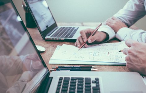 Un sfert dintre angajati nu se descurca cu banii si se imprumuta lunar