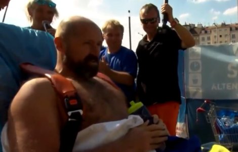 Record mondial: Un barbat a stat peste doua ore in gheata / VIDEO