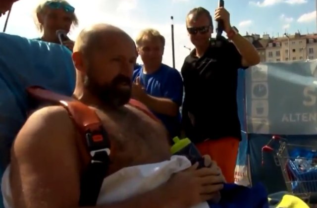 Record mondial: Un barbat a stat peste doua ore in gheata / VIDEO