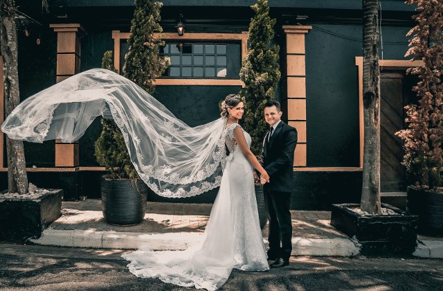 Cat costa serviciile unui fotograf de nunta?