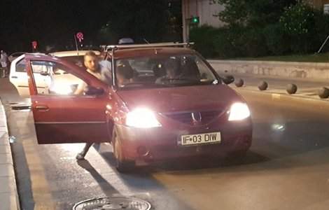 Femeie trasa de par si bagata cu forta in masina, in centrul Capitalei