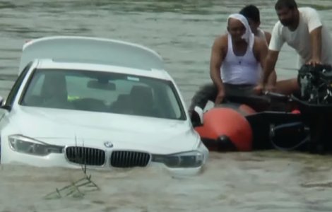 India: Un tanar a aruncat o masina BMW in rau, suparat ca tatal sau nu i-a cumparat un Jaguar / VIDEO