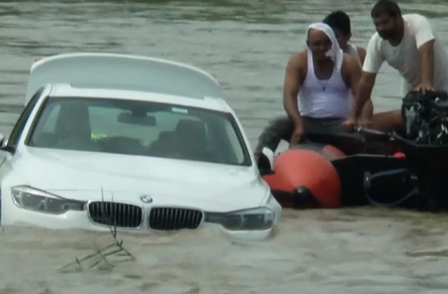 India: Un tanar a aruncat o masina BMW in rau, suparat ca tatal sau nu i-a cumparat un Jaguar / VIDEO