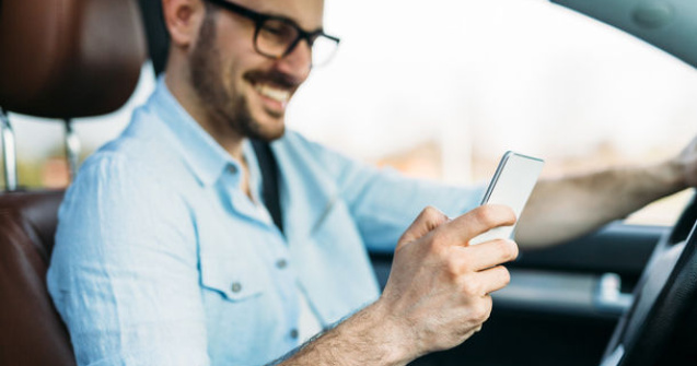 Soferii nu mai au voie sa tina telefonul in mana la volan: amenda maxima este de 1.160 lei