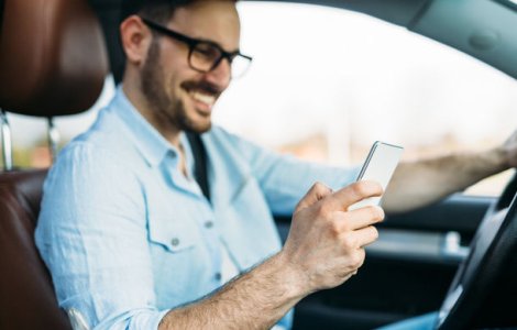 Soferii nu mai au voie sa tina telefonul in mana la volan: amenda maxima este de 1.160 lei