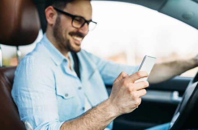Soferii nu mai au voie sa tina telefonul in mana la volan: amenda maxima este de 1.160 lei