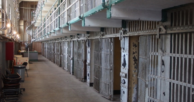 Directorul inchisorii in care a murit Jeffrey Epstein a fost transferat, iar doi angajati au fost suspendati