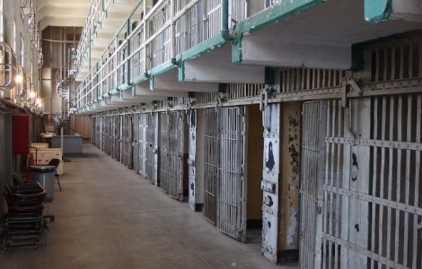 Directorul inchisorii in care a murit Jeffrey Epstein a fost transferat, iar doi angajati au fost suspendati