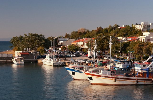 Zeci de romani, blocati in continuare pe insula Samothraki. De azi vor incepe cursele spre continent