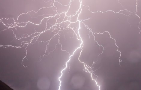 ANM: Cod GALBEN de vant, ploi torentiale si descarcari electrice