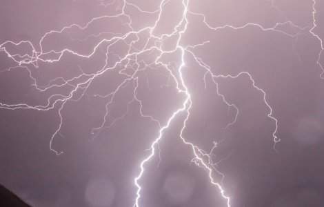 ANM: Cod GALBEN de vant, ploi torentiale si descarcari electrice