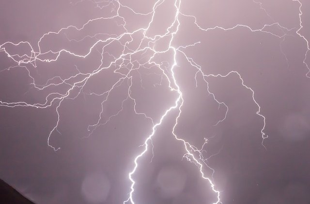 ANM: Cod GALBEN de vant, ploi torentiale si descarcari electrice