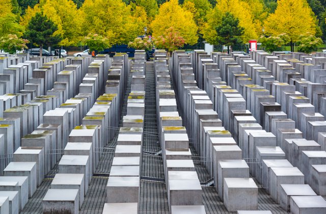 Berlin: Turistii care ajuta la curatarea parcurilor orasului vor primi un tur gratuit al Memorialului Zidului Berlinului