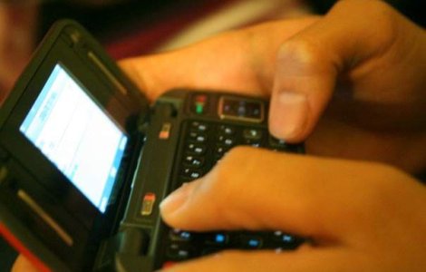Un adolescent a castigat titlul de cel mai rapid scriitor de SMS-uri