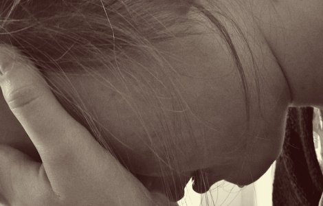 O fata de 15 ani a fost violata de tatal sau vitreg. Politistii nu au facut nimic