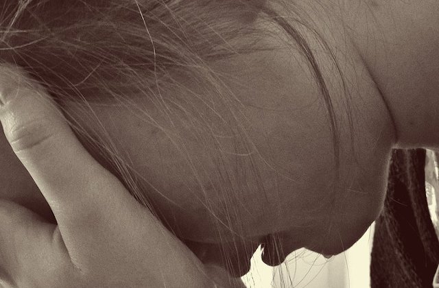 O fata de 15 ani a fost violata de tatal sau vitreg. Politistii nu au facut nimic