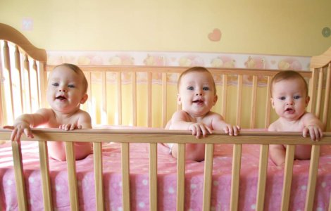 Indemnizatii 'cu cantec' pentru mamele studente si cele cu tripleti