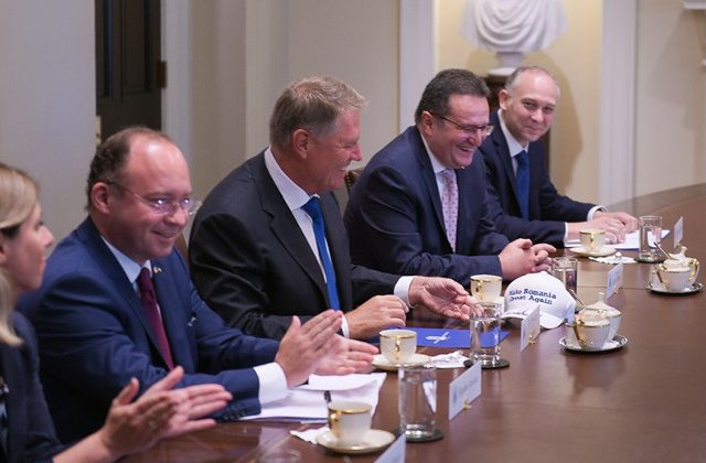 Iohannis a primit cadou o sapca de la Trump cu mesajul "Make Romania great again!"