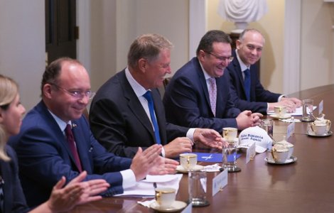 Iohannis a primit cadou o sapca de la Trump cu mesajul "Make Romania great again!"