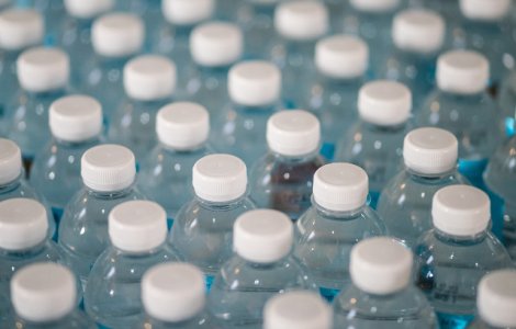 Pe Aeroportul International din San Francisco s-a interzis vanzarea de sticle de apa din plastic