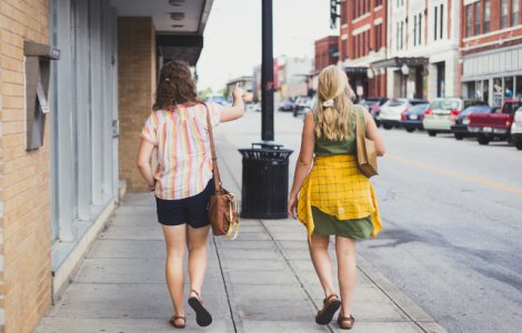 Un barbat din Spania a fost arestat dupa ce a filmat sub fustele a peste 500 de femei