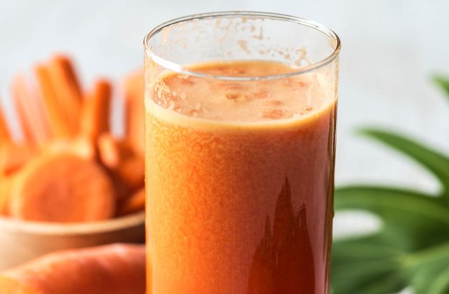 Nutritionist: Recomand celor cu dieta vegetariana sa bea zilnic suc proaspat de morcov