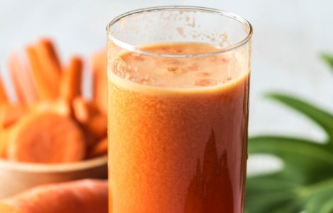 Nutritionist: Recomand celor cu dieta vegetariana sa bea zilnic suc proaspat de morcov