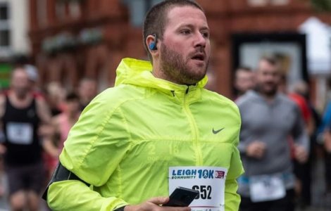 Un barbat alearga de 963 de zile, dupa ce a facut in pariu in 2017