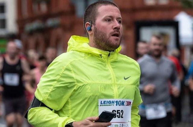 Un barbat alearga de 963 de zile consecutive, dupa ce a facut in pariu in 2017