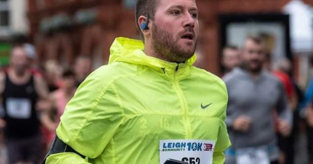 Un barbat alearga de 963 de zile, dupa ce a facut in pariu in 2017