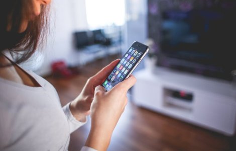 Studiu: Romanii isi petrec majoritatea timpului liber in fata televizorului sau pe internet