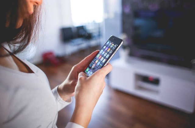 Studiu: Romanii isi petrec majoritatea timpului liber in fata televizorului sau pe internet